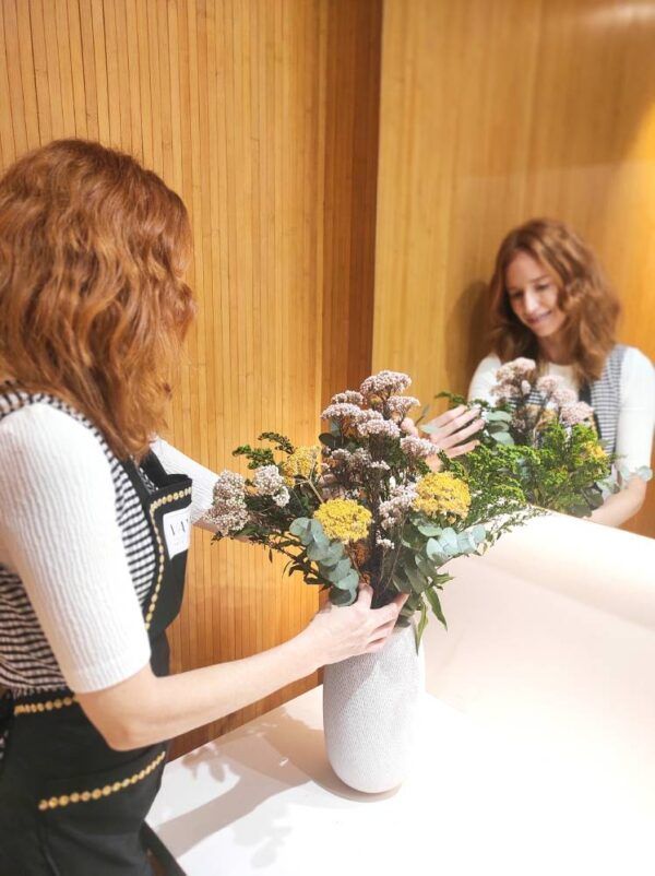 Jarron de renting para hoteles y restaurantes con flores preservadas