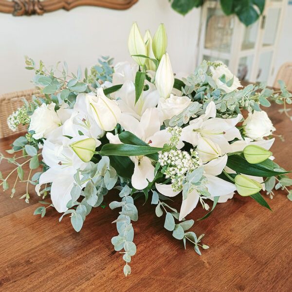 Centro de mesa con Liliums y Rosas blancas